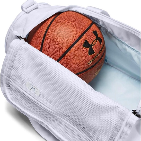 NWT Under Armour Gym Bag in BLACK - Picture 2 of 5